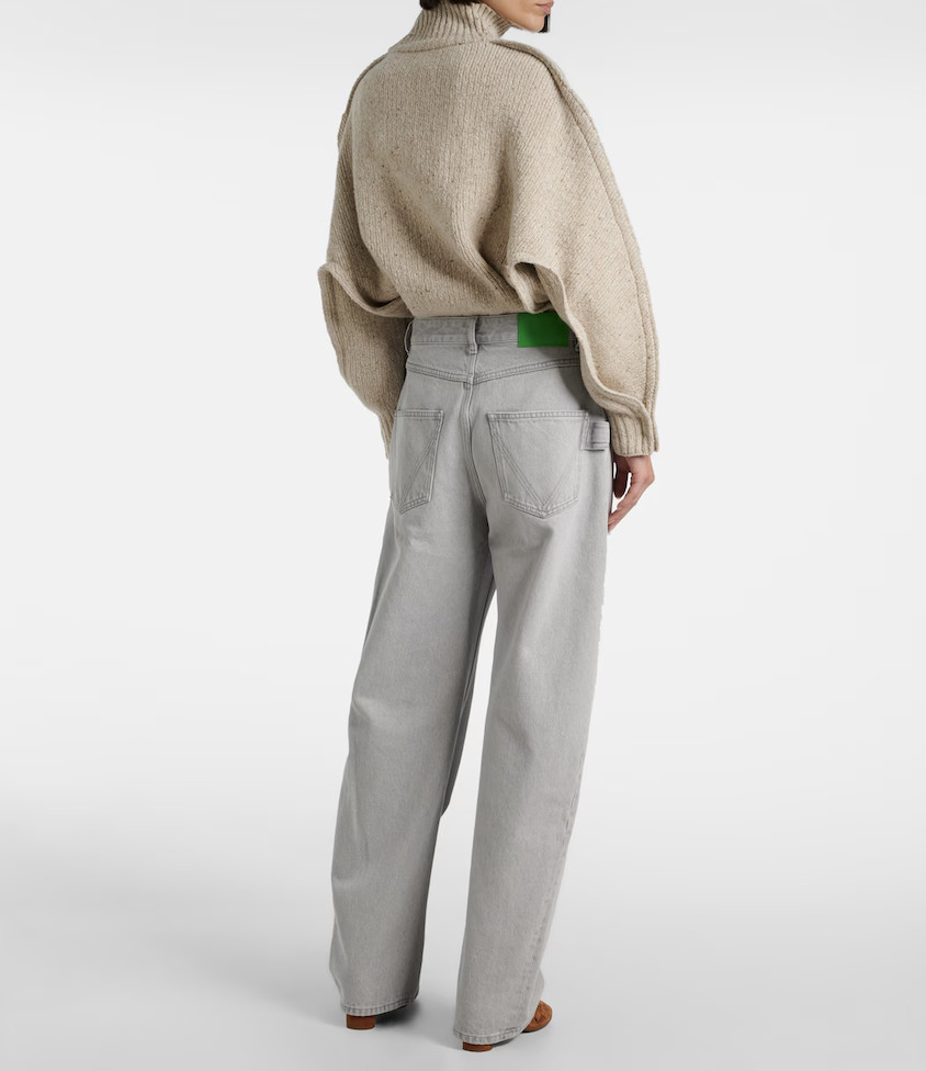 серые джинсы